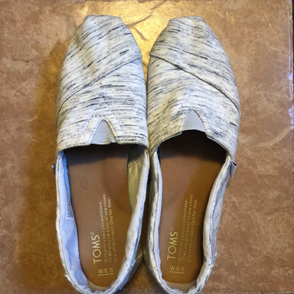 🌸SALE🌸 TOMS slip on shoes